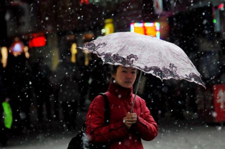 Snow hits C China, disrupting traffic