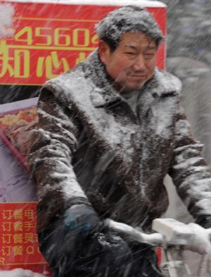 Snow hits C China, disrupting traffic