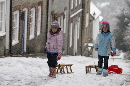 Blizzards sweep across England