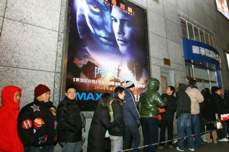 Shanghai film-fans queue in rain for 'Avatar'