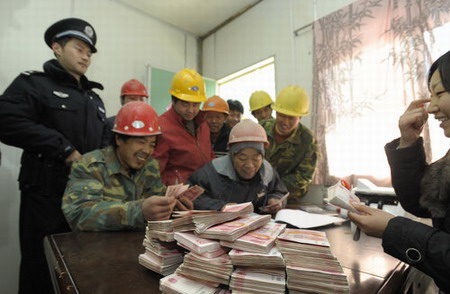 Police conduct bank escorts in E.China