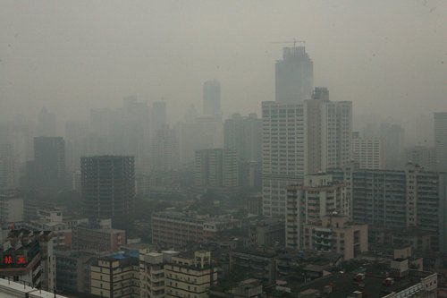 Heavy fog envelops S China