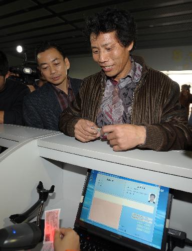 Real-name train ticket system run smoothly in S China