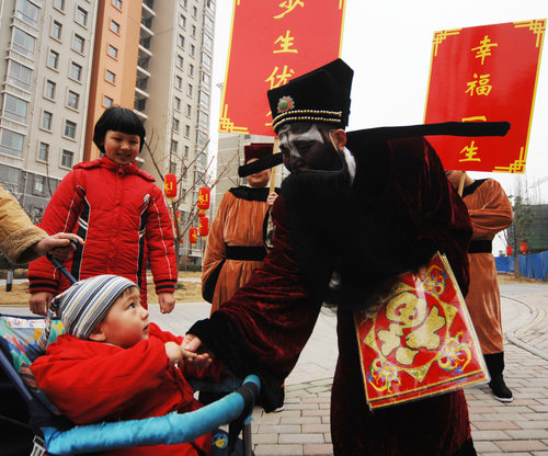 'Ancient officials' promote family planning In Hefei