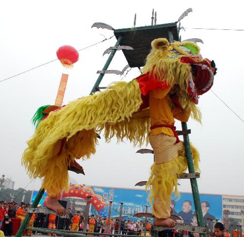 Breathtaking lion dance on knives