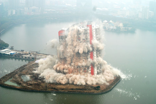 Former four-star hotel demolished in E.China