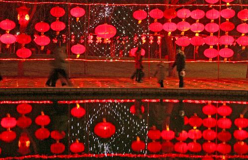 Spring Festival lanterns light up N China