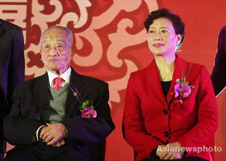 100-year-old tea guru ties knot with acrobatic actor