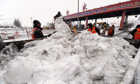 Highways closed due to snowfall in NE China