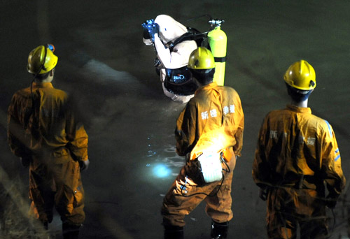 Rescue efforts under way after bus plunge in Henan