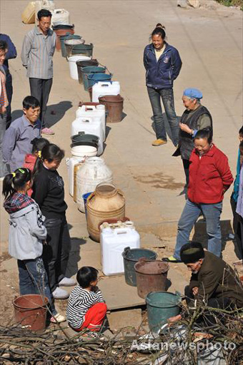 Drought hit villagers queue for water