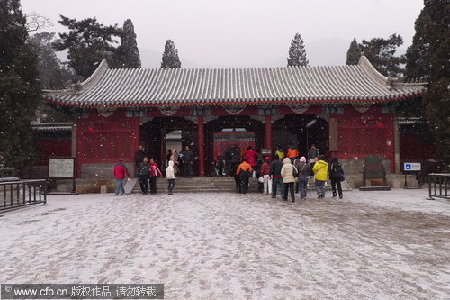 Springtime snow falls in Beijing