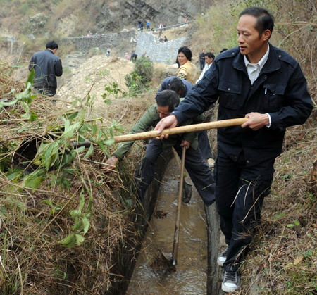 People struggle against drought in SW and S China