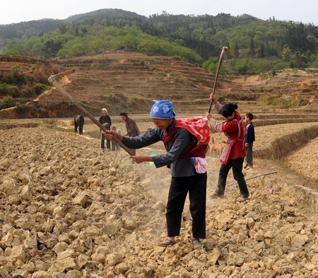 People struggle against drought in SW and S China