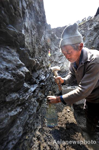 A fight for water with bare hands