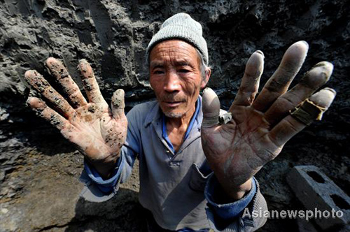 A fight for water with bare hands