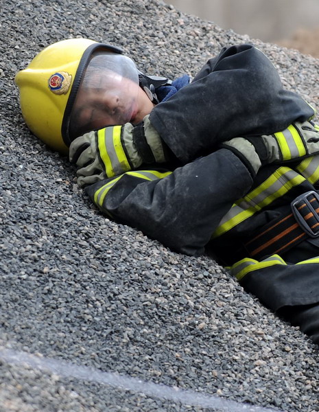 Rescue continues after railway tunnel collapses in N China