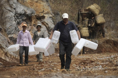 Gov't distributes water to people in SW China 