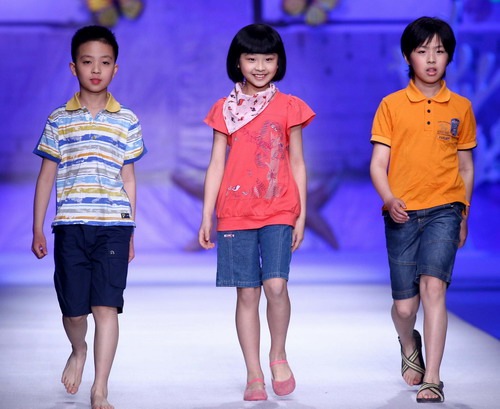 Child fashion models light up the stage