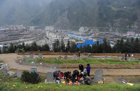 Mourn for Wenchuan quake victims