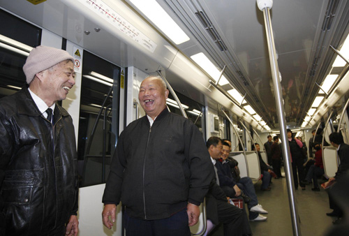 New subway starts trial run in Shanghai