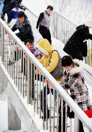 Springtime snowstorm pounds Harbin