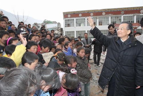 Chinese Premier continues visit in quake-hit Yushu