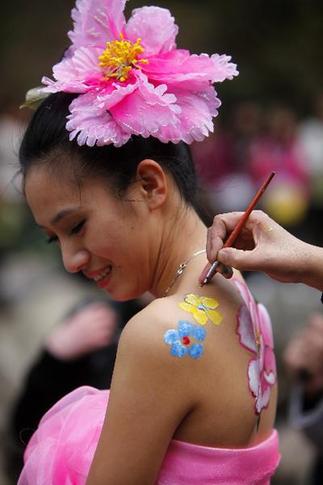 Body painting show at scenic zone of Luoyang City