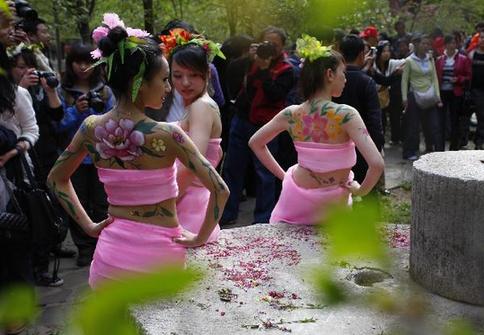 Body painting show at scenic zone of Luoyang City