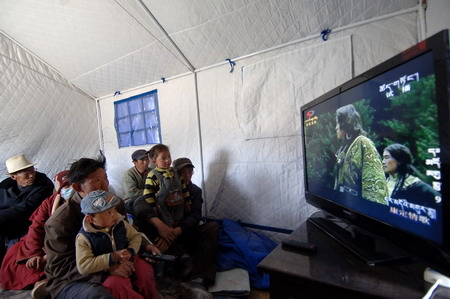 Quake survivors in Yushu enjoy donated TVs