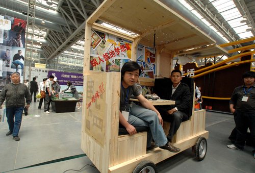 Snail-like houses on display in E China