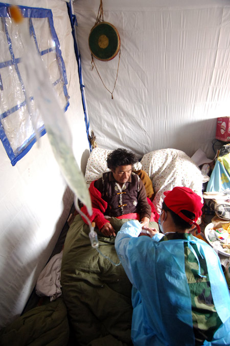 Mobile medical team serves quake-hit Yushu