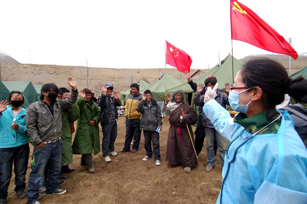 Mobile medical team serves quake-hit Yushu