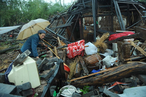 Strong gales, heavy rain hit Chongqing