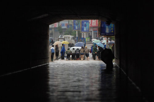 Cities in S China affected by heavy rain