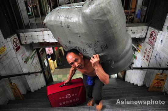 'Bangbang men' bear city's weights on shoulders