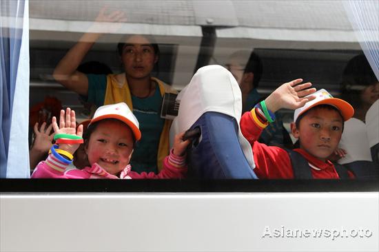 Yushu orphans visit Beijing for Children's Day