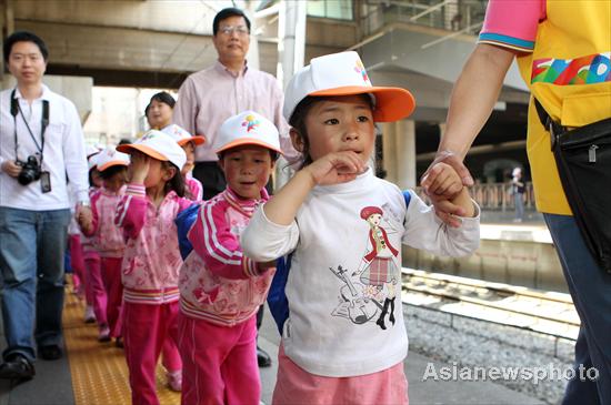 Yushu orphans visit Beijing for Children's Day