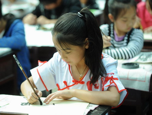 1,000 take part in calligraphy contest in SW China