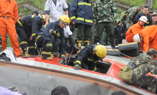 10 killed as passenger train derails in E China