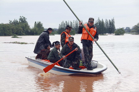 Over 165,000 evacuated in South China floods