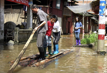 Over 165,000 evacuated in South China floods