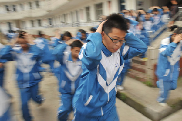 Students in SW China undertake quake drill