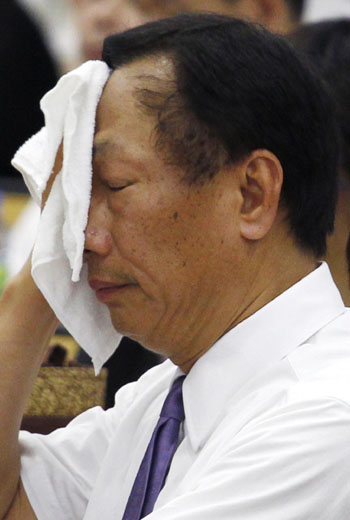 Foxconn chief apologizes for spate of suicides