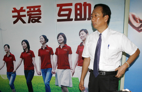 Foxconn chief apologizes for spate of suicides