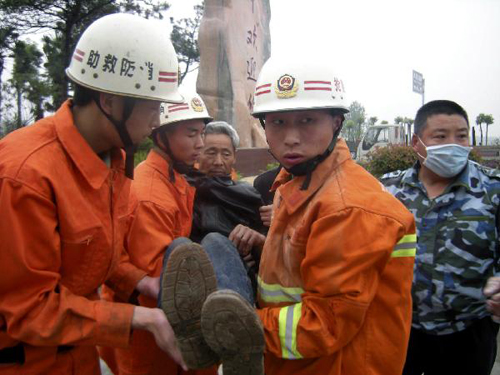 Over 60 injured in bus collision in Central China