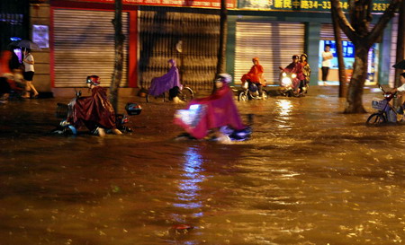 Rainstorms flood streets in S China city