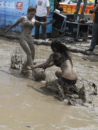 Soccer babes fight in mud to herald World Cup