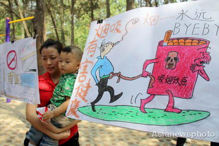 Volunteers promote World No Tobacco Day in E China