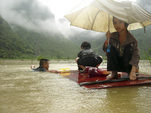 Flash floods ravage South China